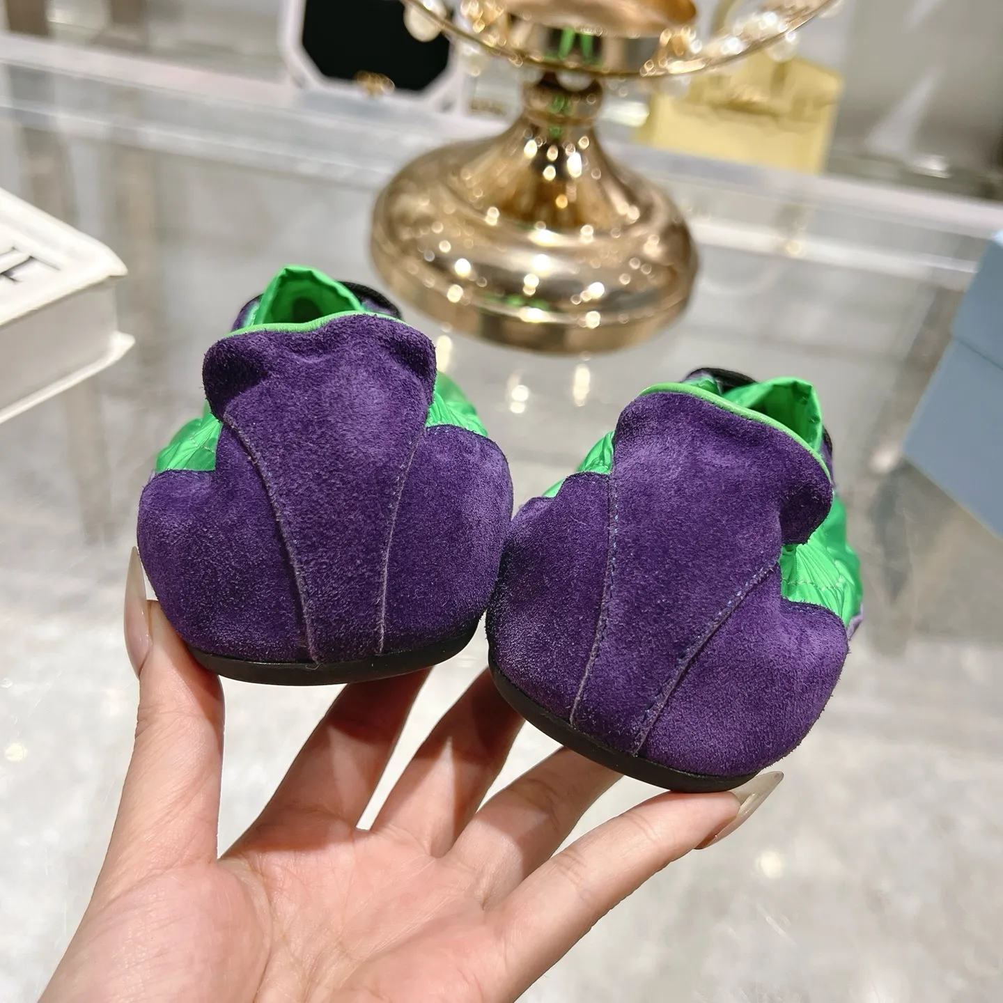 👟👟Ex-factory price 520👟👟Men's size +10 Couple style🎆Prada's new moral training shoes. The upper is suede with texture, and the inner sheepskin is wrapped. It is soft and waxy🎆The insole is thickened with lambskin. It is extremely comfortable to step on, has a sense of support, and feels well wrapped. The shoe shape is full of wrapping, light and easy to wear. A practical casual shoe that makes your legs appear taller! White is clean and refreshing, needed all year round, and can be easily worn with skirts and pants. Upper: imported suede/original molded fabric. Lining: sheepskin. Outsole: rubber outsole! Code number: 35-41 Color: burgundy blue brown green dark green yellow black red gray 9 colors available